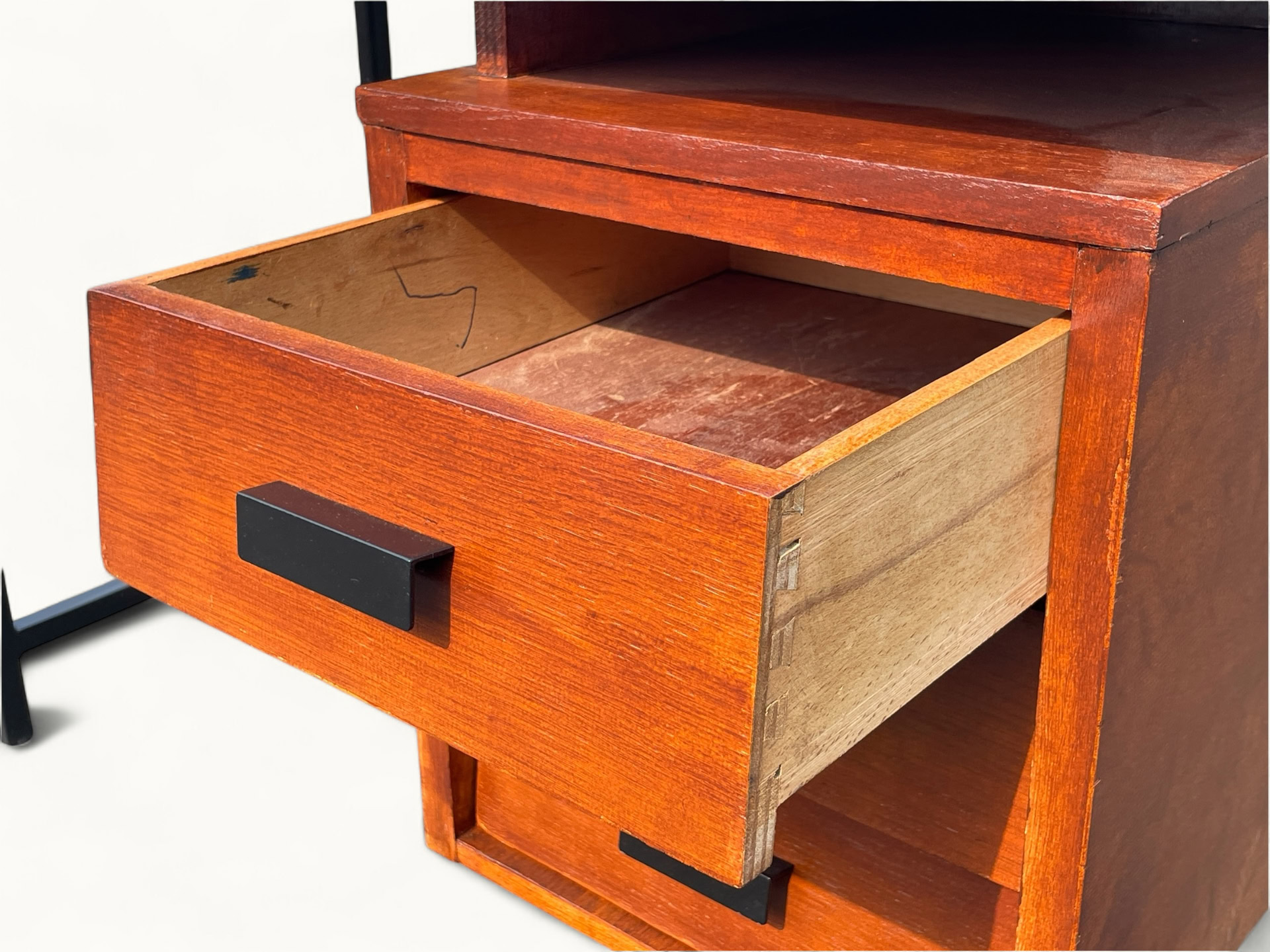 Bureau-pierre-paulin-CM172-7 Bureau Pierre Paulin CM 172 detail