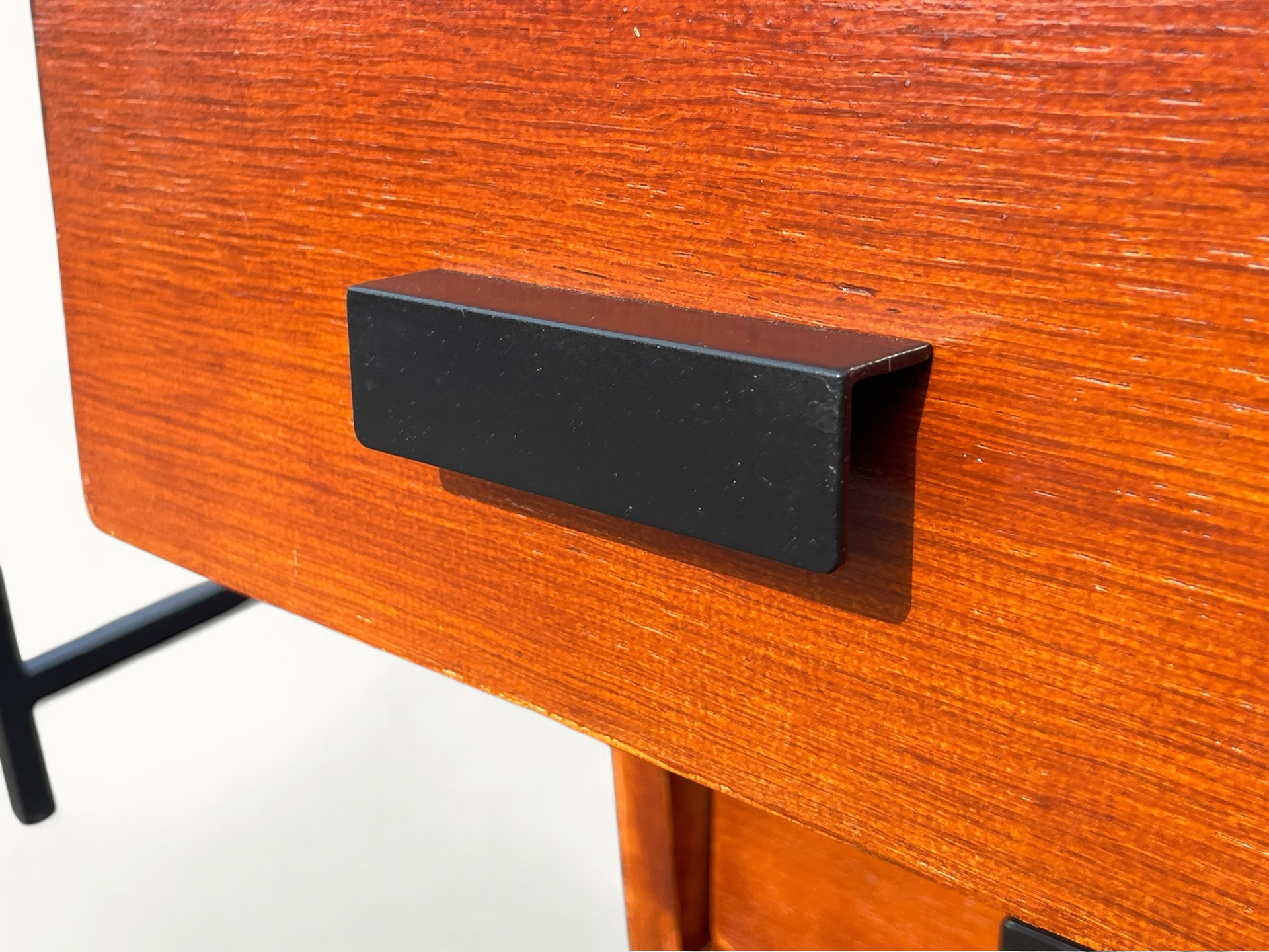 Bureau-pierre-paulin-CM172-8 Bureau Pierre Paulin CM 172 detail