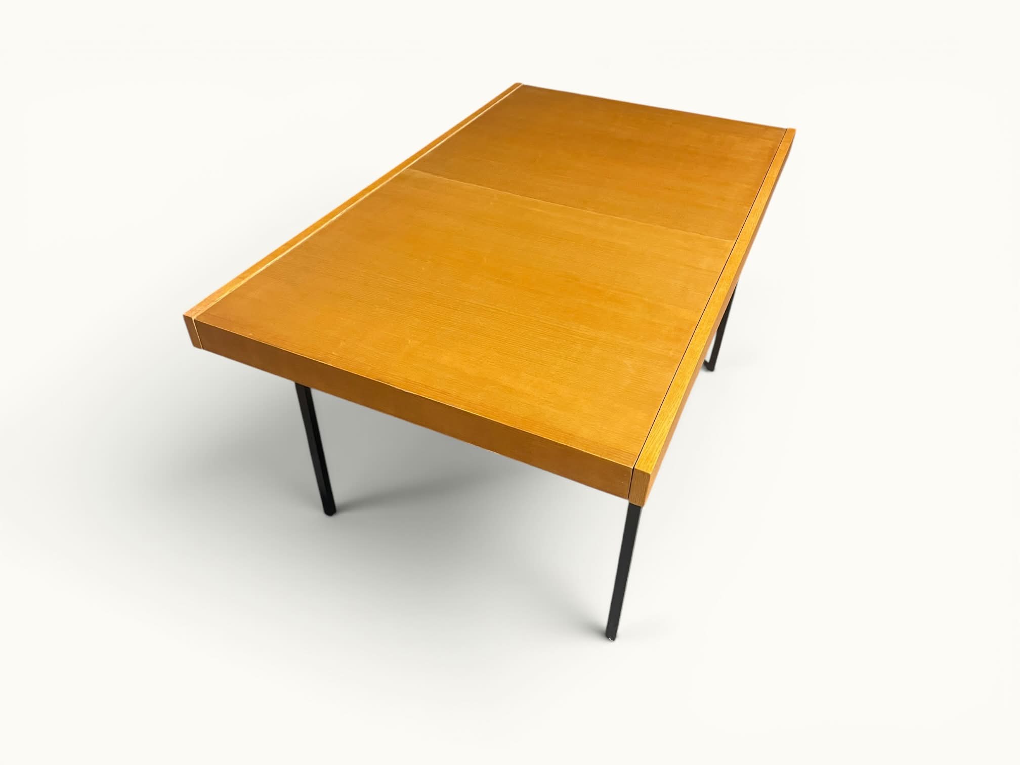 IMG_0149-Photoroom Table à manger extensible ARP Guariche Mortier Motte éditée par Minvielle vers 1960 plaqué frêne piètement métal laqué noir
