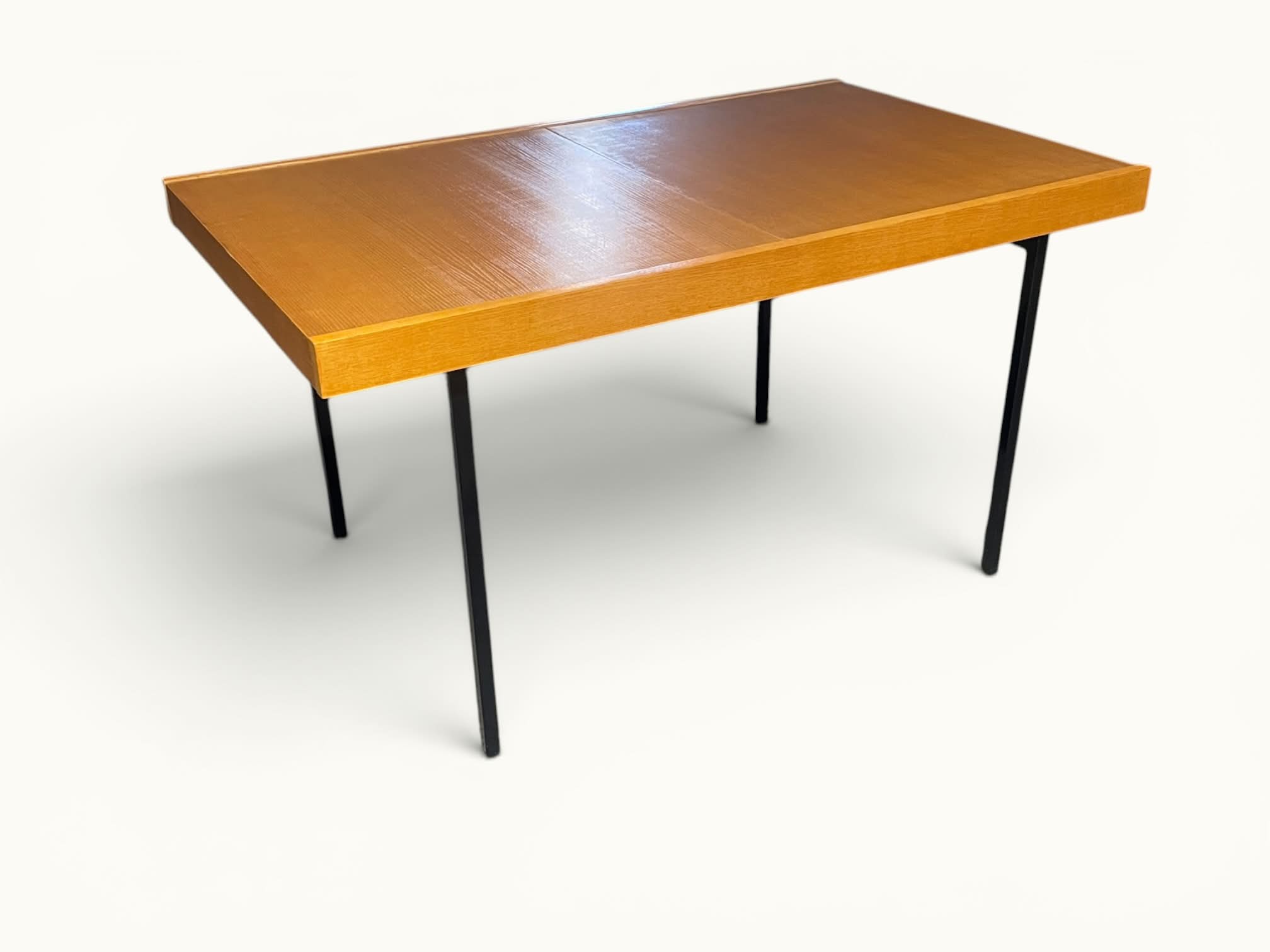 IMG_0151-Photoroom Table à manger extensible ARP Guariche Mortier Motte éditée par Minvielle vers 1960 plaqué frêne piètement métal laqué noir