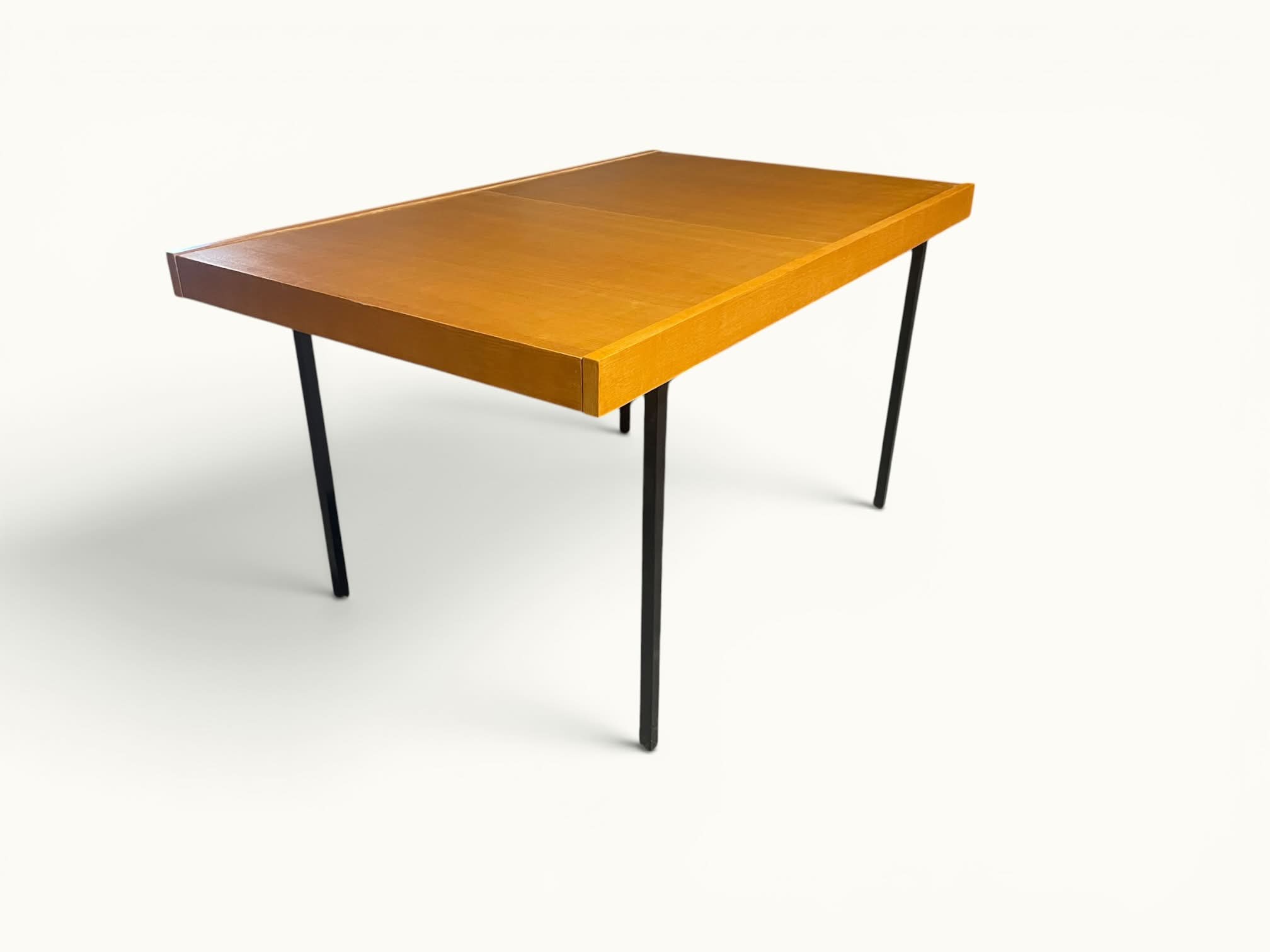 IMG_0153-Photoroom Table à manger extensible ARP Guariche Mortier Motte éditée par Minvielle vers 1960 plaqué frêne piètement métal laqué noir