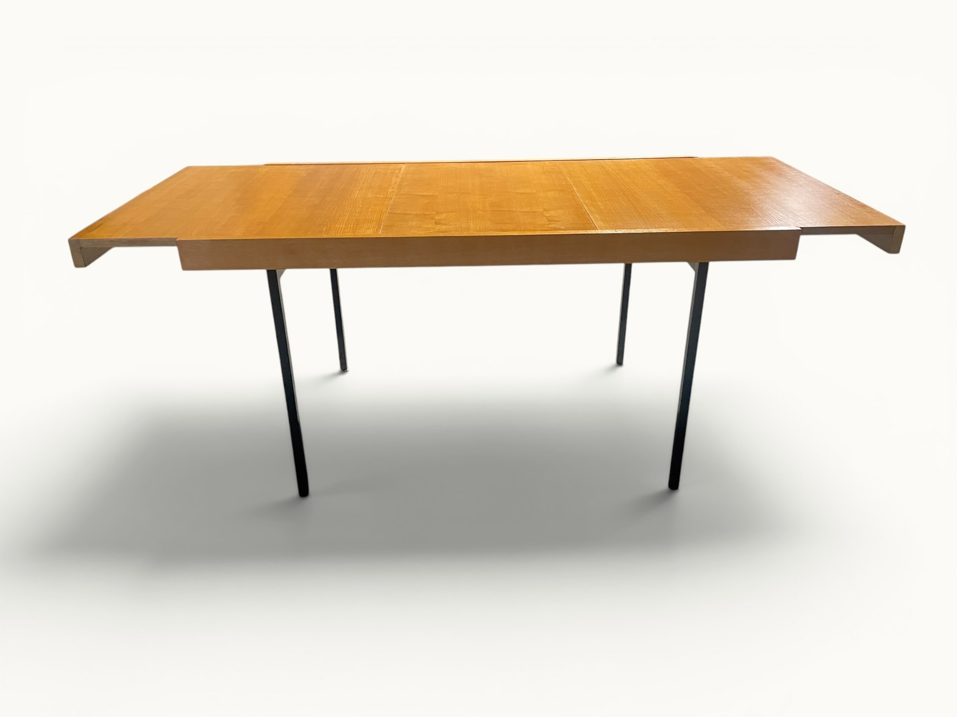 IMG_0155-Photoroom Table à manger extensible ARP Guariche Mortier Motte éditée par Minvielle vers 1960 plaqué frêne piètement métal laqué noir