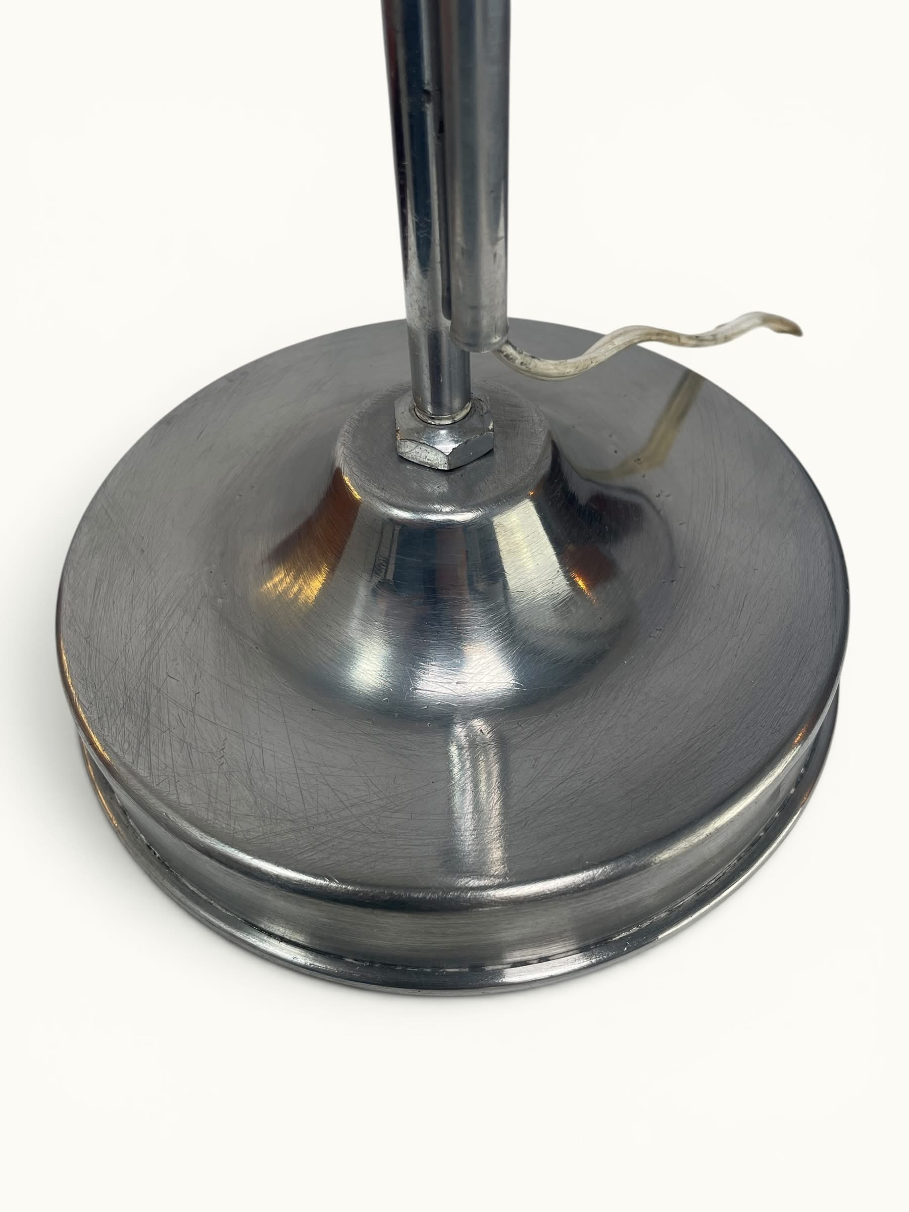Lampe-Houillon-22-6 Lampe orientable ÉCLAIR n°22 — Eugène Émile Houillon, France, vers 1930. Base aluminium, bras double articulé à rotule centrale, abat-jour métal d'origine. Luminaire d'atelier vintage d'origine.