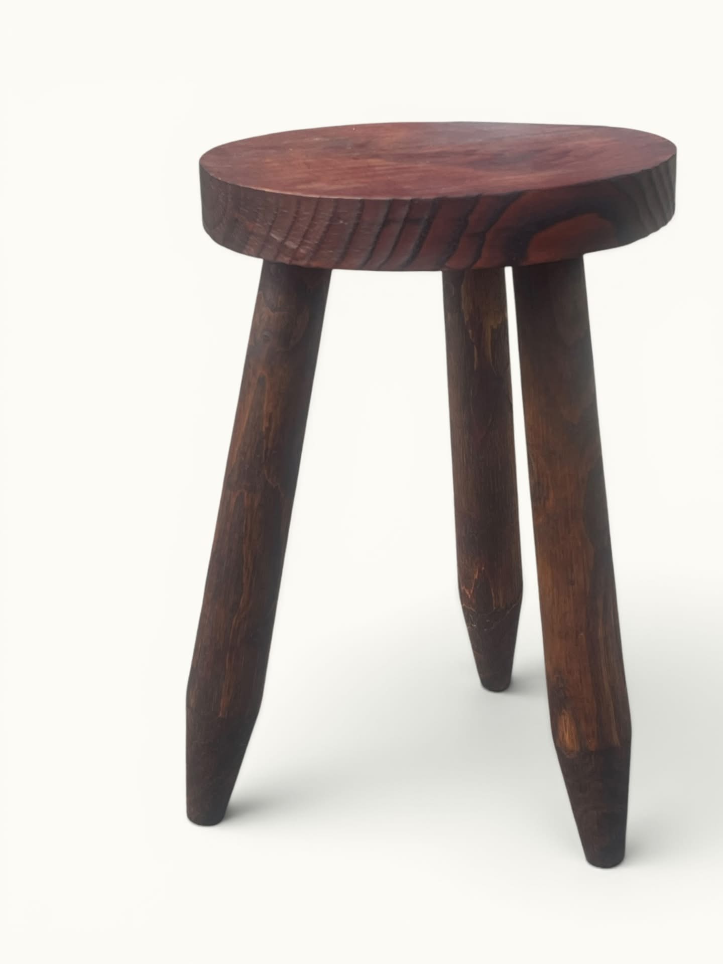 IMG_0303-Photoroom Tabouret trépied bois teinté dans le goût tabouret de traite dlg Charlotte Perriand OVNI Kunz Design Galerie