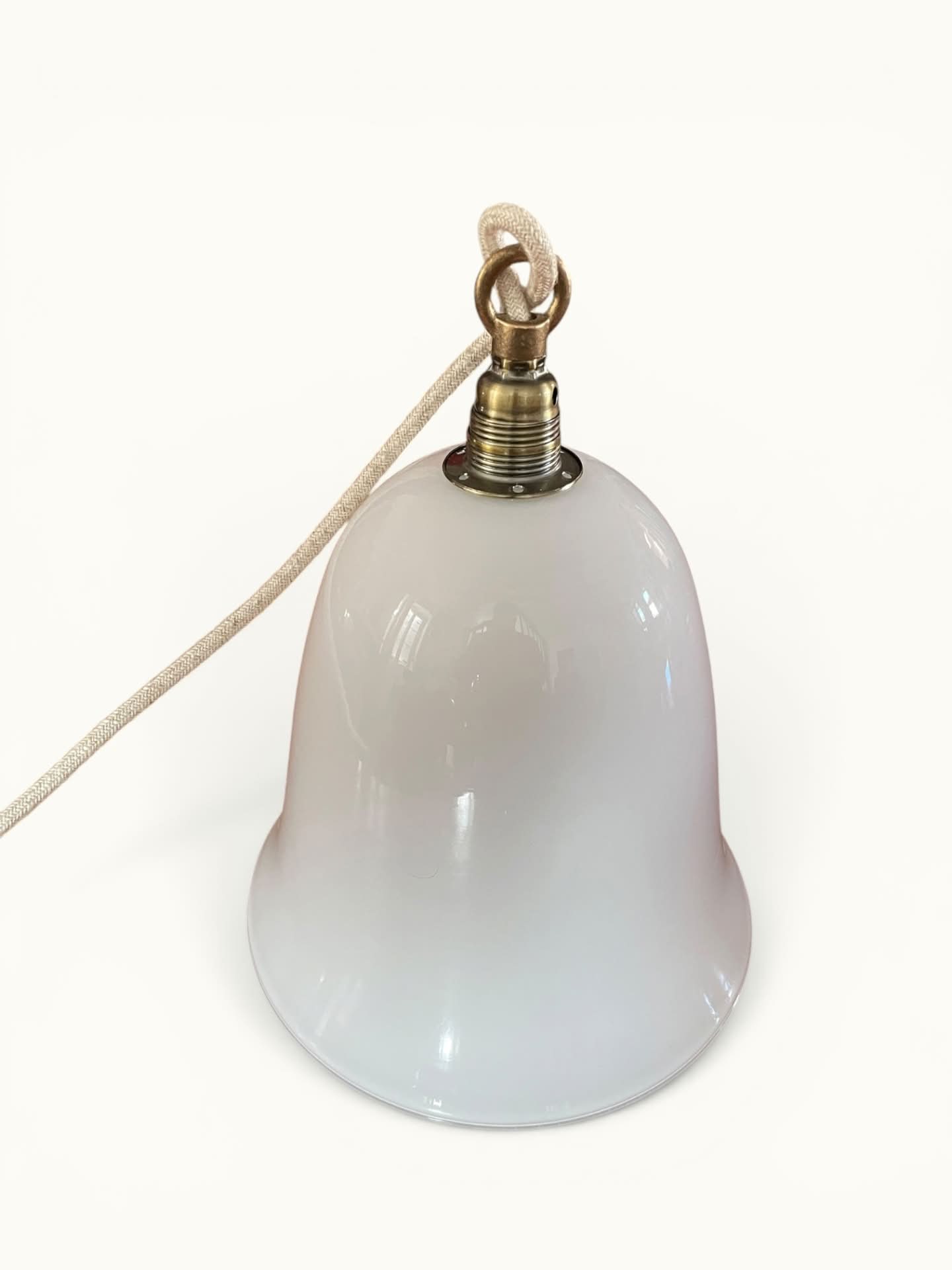 IMG_0328-Photoroom Suspension opaline campaniforme cloche verre soufflé années 50 montage artisanal Kunz Design Galerie