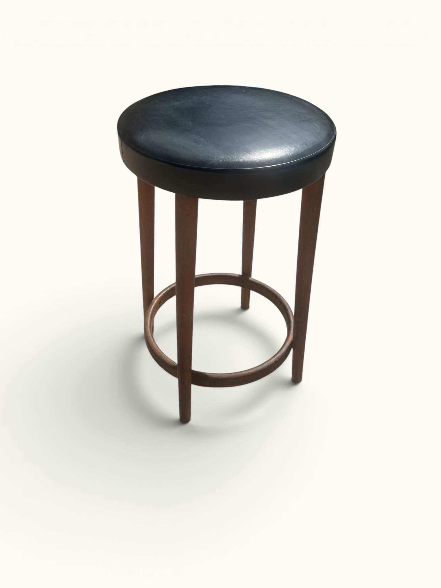 IMG_0718-Photoroom Tabouret haut bois cintré skaï noir dans le goût Baumann circa 1950 1960 OVNI Kunz Design Galerie